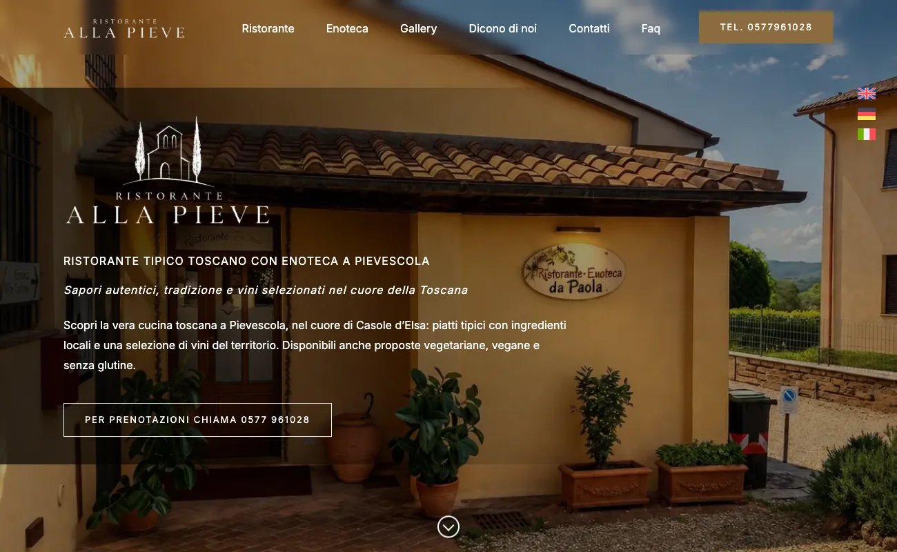 Apertura del sito di Alla Pieve con la facciata del ristorante a Pievescola e il pulsante per prenotare