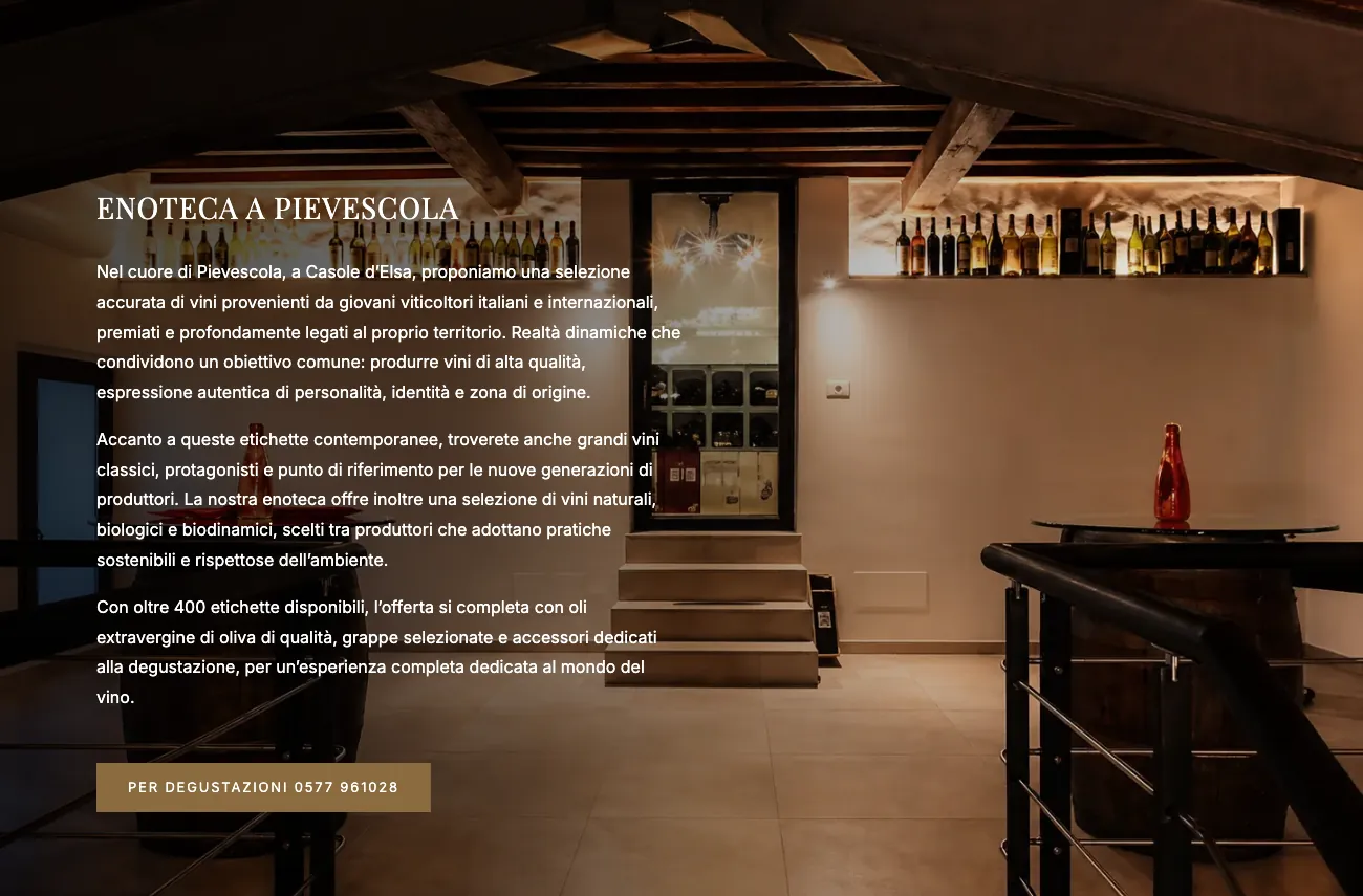 Sezione dell'enoteca di Alla Pieve con la cantina illuminata e la descrizione dei vini