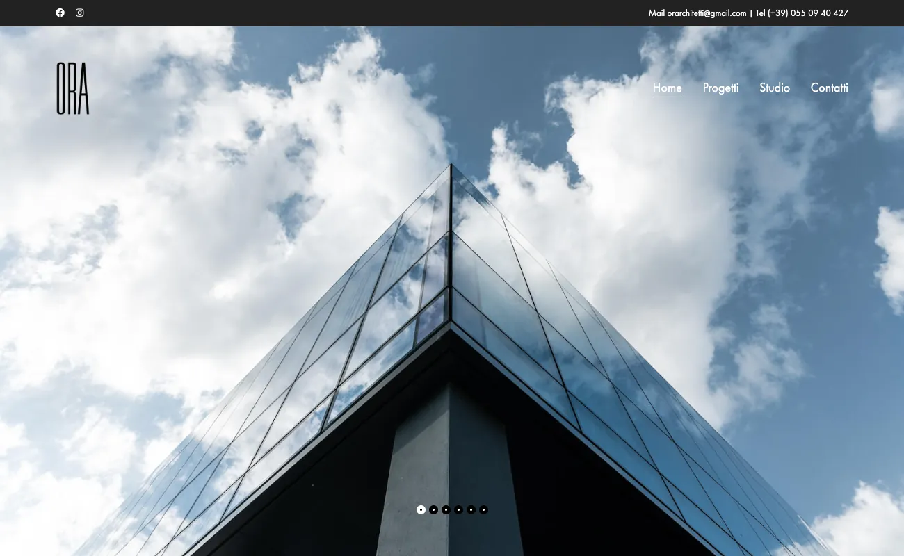 Homepage del sito di ORA architetti con slider a tutto schermo di un edificio in vetro e menu essenziale